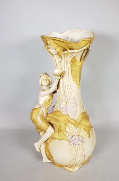 null ROYAL DUX BOHEMIA 
Vase balustre en porcelaine à décor de fleurs et d'une femme...