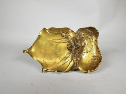null Léon KANN (1859-1925)
Vide-poche en bronze doré formant des fleurs de pavot.
20...