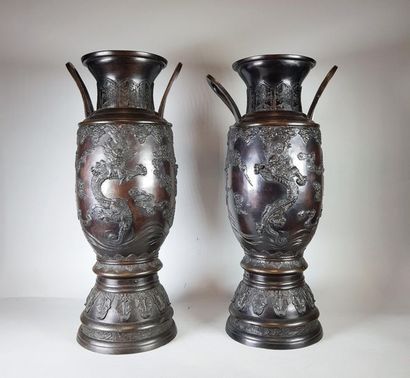 null Paire de grands vases en bronze de patine brune, à décor
en léger relief de...
