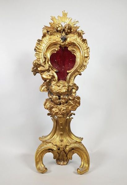 null Ostensoir en bronze doré sculpté de coquilles et têtes d'angelots. 
XIXe siècle....