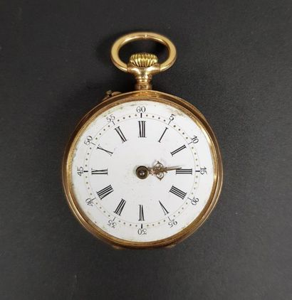 null Montre de col en or jaune 18K (750°/°°), le fond guilloché d'un écu entouré...