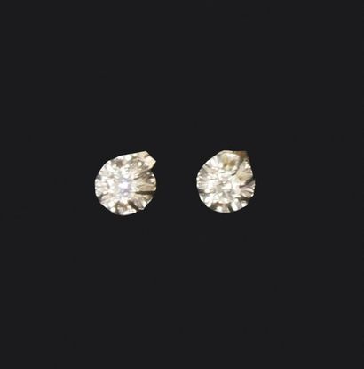 null Paire de boutons d'oreille en or blanc 18K (750°/°°) serti de diamants taille...