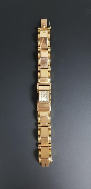 null Ulysse NARDIN
Montre bracelet de dame en or jaune 18K (750°/°°), le cadran argenté...