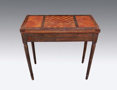 null Table à jeux en bois de placage, le plateau marqueté de damier. 
XIXe siècle.
H...