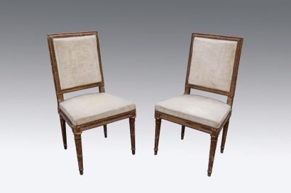 null Paire de chaises à dossier plat en bois mouluré, sculpté et doré reposant sur...