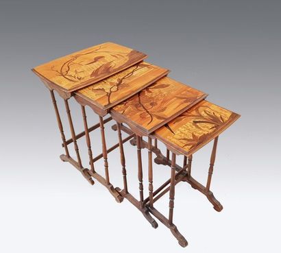 null Antoine BASTET (fabricant à Lyon)
Quatre tables gigogne en bois de placage marqueté...