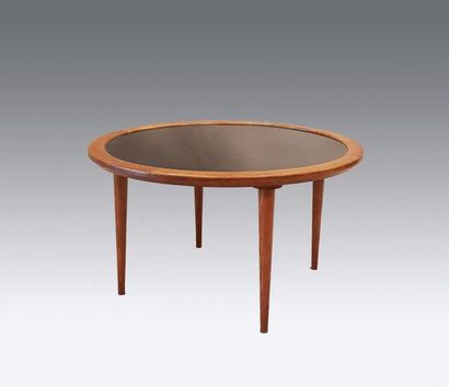 null Table basse circulaire en bois teinté et laqué noir.
Vers 1950.
H : 42 cm -...