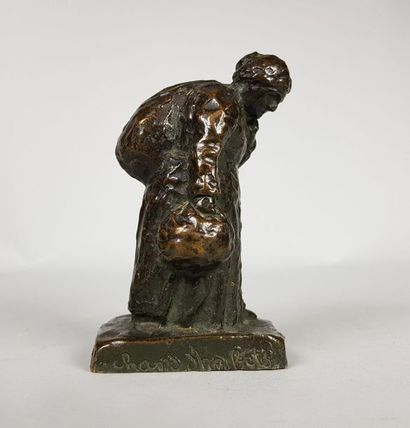 null Marc MORÉEN (XXe siècle)
"Paysanne".
Epreuve en bronze à patine brun nuancé....