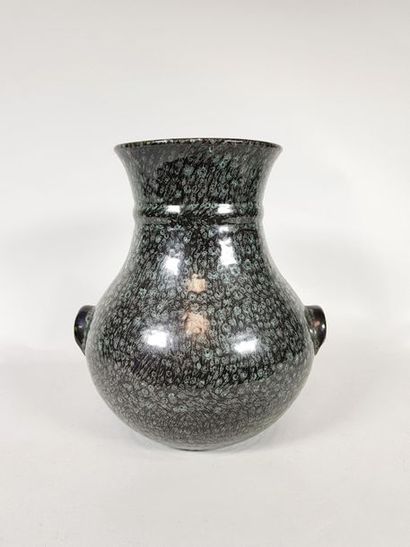 null ACCOLAY
Vase balustre à deux petites anses en faïence mouchetée gris bleu.
H...