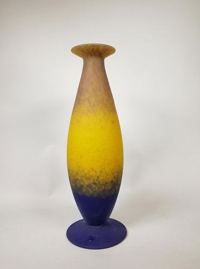 null DELATTE Nancy
Grand vase ovoïde en verre à poudre intercalaires jaunes et violettes....