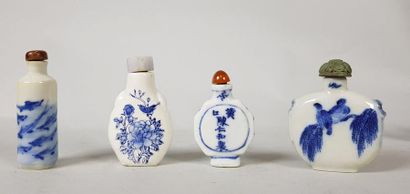 null Quatre flacons-tabatières en porcelaine bleu-blanc, à décor d’oiseaux et fleurs,...