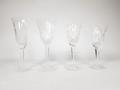 null Partie de service de verres en cristal comprenant douze flutes à champagne,...