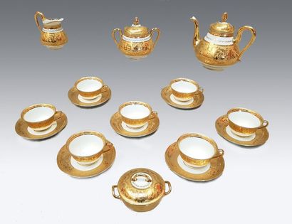 null LE TALLEC
Partie de service à thé en porcelaine dorée comprenant une verseuse...