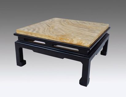 null Gilles CHARBIN (XXe siècle)
Table basse en bois laqué noir, plateau en plexiglas...