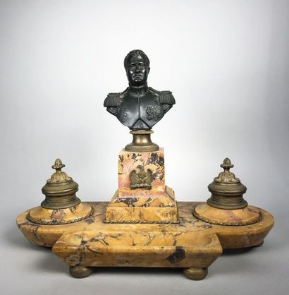 null Encrier en marbre de Sienne et bronze à décor du buste de Napoléon Ier. 
XIXe...