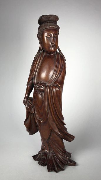 null Sujet en bois sculpté représentant la déesse Guanyin debout, tenant un rouleau,...