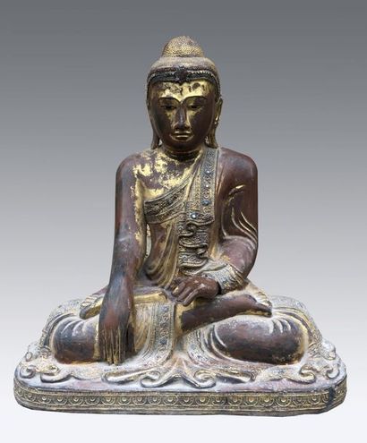 null Grand Bouddha en bois laqué or sur fond brun et rehaussé de verroterie, représenté...
