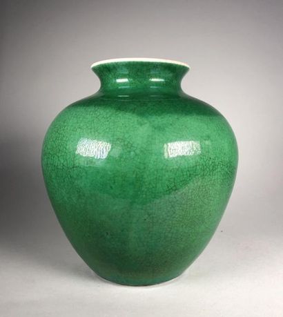 null Vase en porcelaine émaillée monochrome vert pomme à fond craquelé, à large panse...