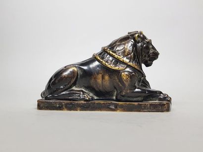 null Carl KAUBA (1865-1922)
Lion couché.
Rare épreuve en bronze à double patine formant...