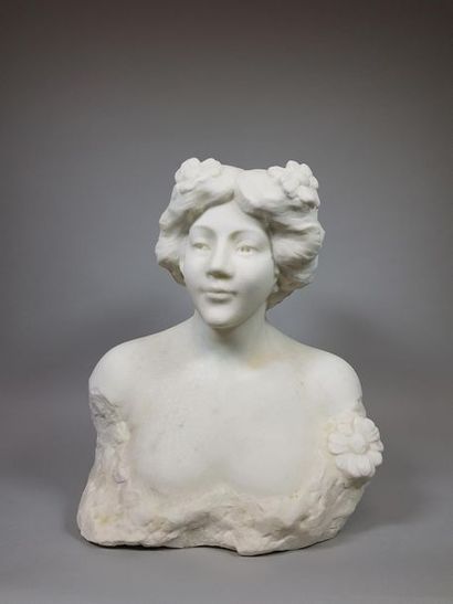 null Ecole du début du XXe siècle 
Buste de jeune femme au chignon piqué de marguerites.
Sculpture...