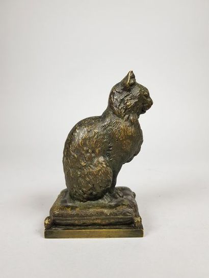 null Emmanuel FREMIET (1824-1910)
Chat assis sur son coussin.
Epreuve en bronze à...