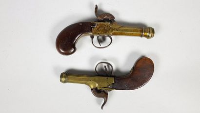 null Deux petits pistolets à silex. 
XIXe siècle.
L : 15 et 16 cm
