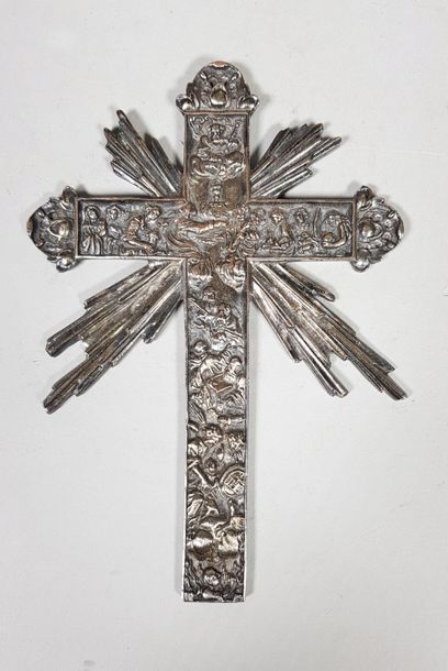 null Croix en laiton argenté sculpté de saynètes de l'enfer et du paradis. 
XIXe...