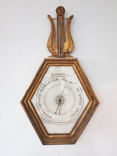 null Baromètre - thermomètre hexagonal surmonté d’une lyre en bois doré mouluré et...