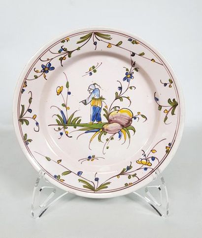 null La Tronche
Assiette en faïence à décor polychrome d’un Chinois debout sur une...