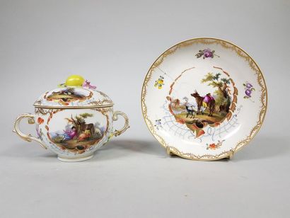 null Saxe
Bouillon et sa soucoupe (fêle) en porcelaine émaillée de scènes paysannes.
XIXe...