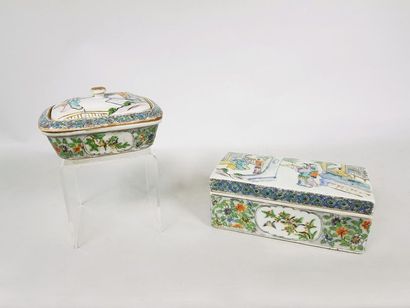 null Deux boîtes en porcelaine de Canton à décor en émaux de style famille verte...