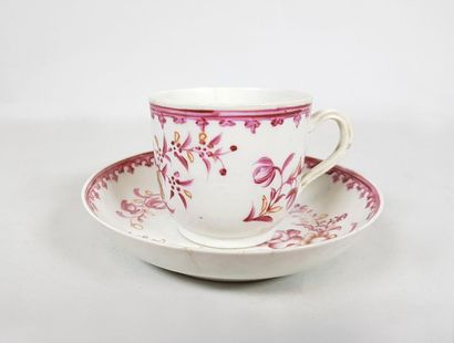 null Tasse et soucoupe en porcelaine et émaux famille rose à décor floral (égrenures).
Chine,...