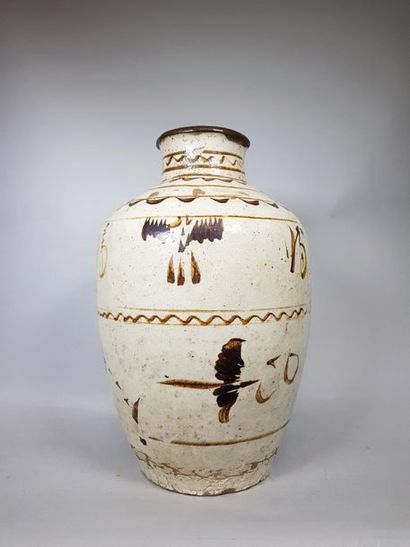 null Grande jarre de type Cizhou, en céramique à décor floral stylisé peint en brun...