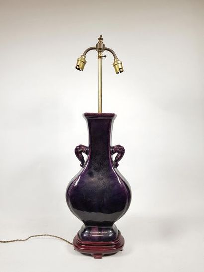 null Vase en porcelaine émaillée violet, monté en lampe.
Chine, fin du XIXe siècle...