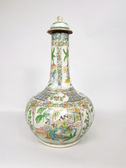 null Vase bouteille couvert en porcelaine de Canton à décor en émaux de style famille...