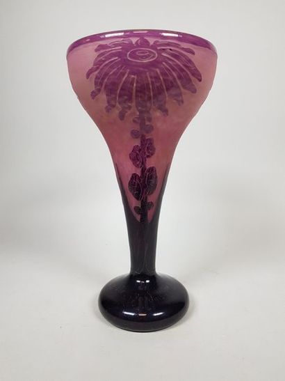 null LE VERRE FRANÇAIS
Vase sur piédouche à décor brillant gravé en réserve de dahlias
violet-mauve...