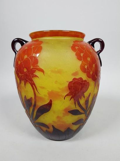 null CHARDER 
Vase ovoïde agrémenté de deux anses détachées coulées à chaud, à décor...
