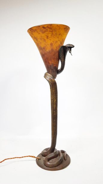 null Edgar BRANDT (1880-1960)
Lampe cobra en bronze à patine brun rouge nuancé; Fonte...