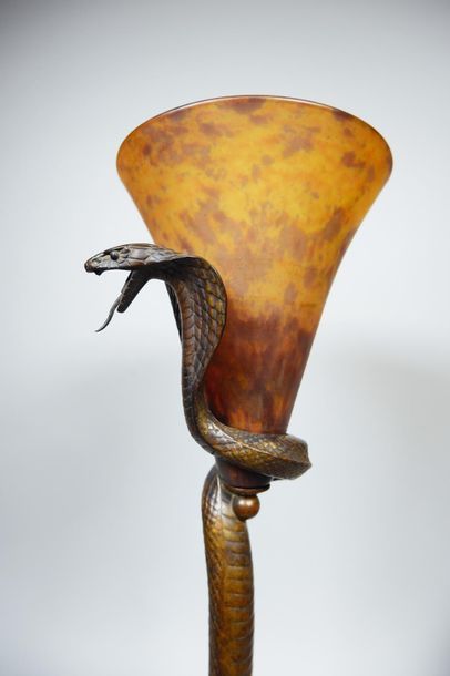 null Edgar BRANDT (1880-1960)
Lampe cobra en bronze à patine brun rouge nuancé; Fonte...