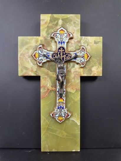 null Crucifix en bronze, émaux cloisonnés et onyx.
Fin du XIXe siècle.
30 x 19,5...