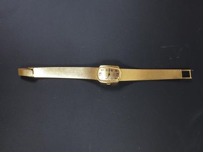 null Montre bracelet de dame en or jaune 18K (750°/°°), le cadran ovale brossé, à...