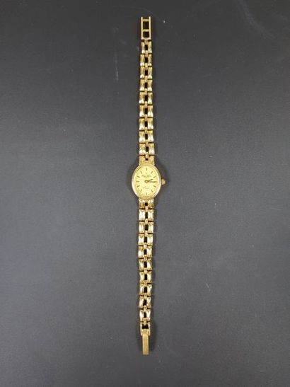 null Montre bracelet de dame en or jaune 18K (750°/°°) le cadran ovale signé Claude...