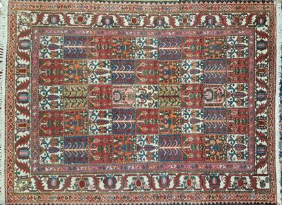 null Important tapis BAKHTIAR à caissons en laine. 300 x 208 cm