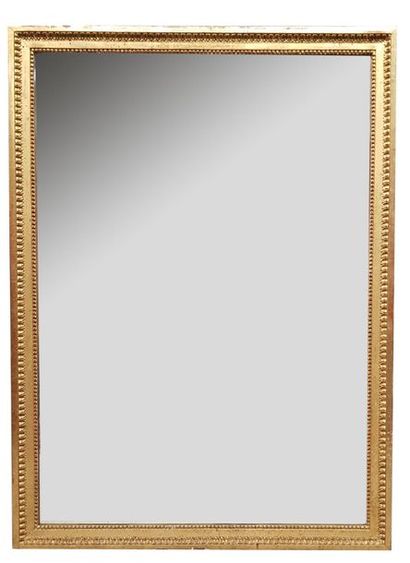null Miroir en bois sculpté de frises d'oves et de perles et doré. 
Style Louis XVI.
146...