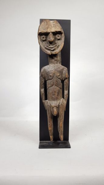 null Statuette masculine en bois sculpté figurant un homme debout. 
Nouvelle Guinée....