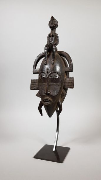 null Beau et ancien masque Senoufo “Kpelie” en bois sculpté à patine noire, cimier...