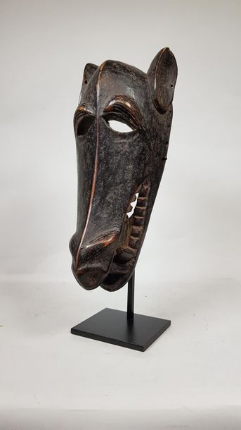 null Très beau et ancien masque animalier bambara en bois sculpté à patine noire...