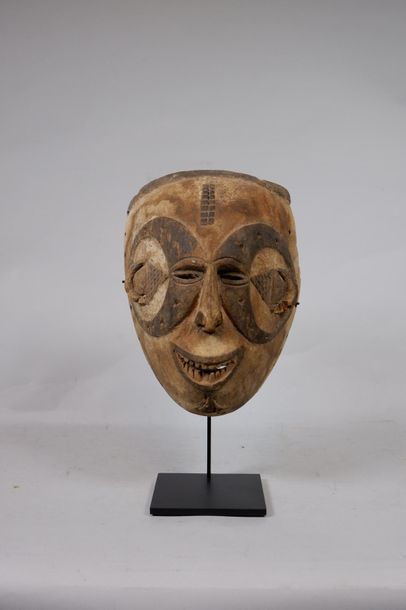 null Masque masculin en bois sculpté à rehauts noirs. 
Nigeria, Igbo-Ibibio, XXe...