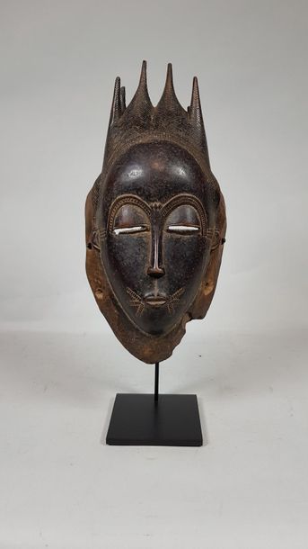 null Beau et ancien masque Baoulé en bois sculpté à patine brune, coiffe à pointes...