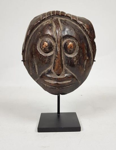 null Très ancienne masquette en bois sculpté patiné, yeux en cuivre.
RDC. 
H : 12...